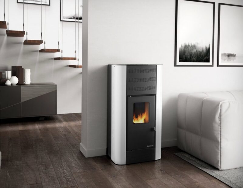 TERMOSTUFA A PELLET KARMEK ONE MOD. BERNA IN ACCIAIO 16 KW BIANCO